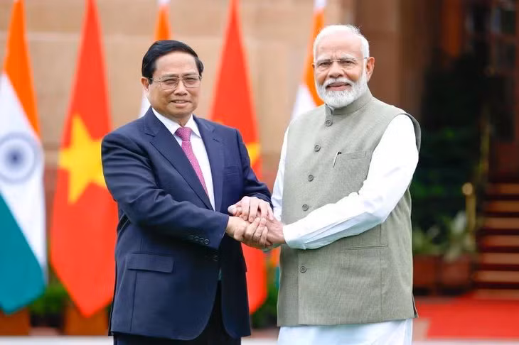 Thủ tướng Phạm Minh Chính và Thủ tướng Ấn Độ Narendra Modi thân thiết bắt tay sau hội đàm. (Ảnh: TTXVN)