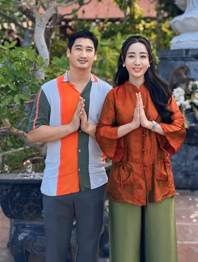 Ngọc Quỳnh bên bạn gái Thùy Anh, 37 tuổi. Cả hai cùng công tác ở Nhà hát Kịch Hà Nội. Ảnh: Nhân vật cung cấp