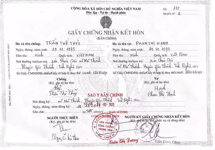 Giấy chứng nhận đăng ký kết hôn giữa anh Thủy và chị Hạnh. Ảnh: Quang Đại