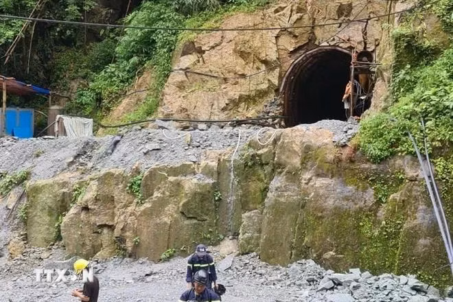 Vị trí hầm thủy điện Nậm Cấu nơi xảy ra vụ nạn do mìn nổ đột ngột khiến 2 người thương vong. (Ảnh: TTXVN phát)