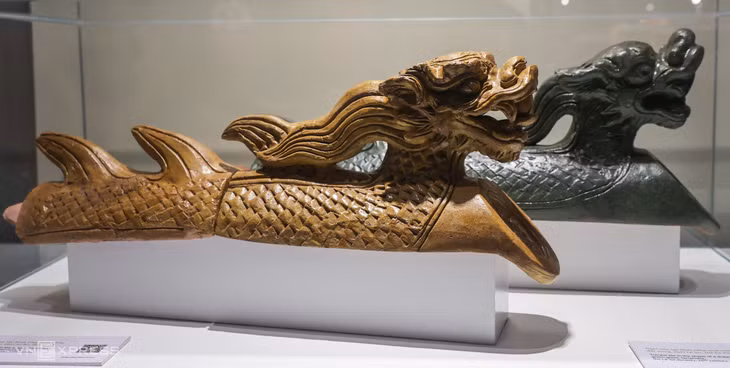 Ngói ống tạo hình rồng bằng men vàng và men xanh lục thời Lê sơ (1428-1527).
