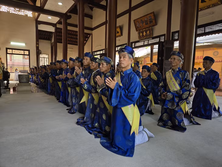 Không chỉ các nhà sư, buổi lễ cũng có sự tham gia đông đảo của quý phật tử trên địa bàn tỉnh Thừa Thiên Huế.