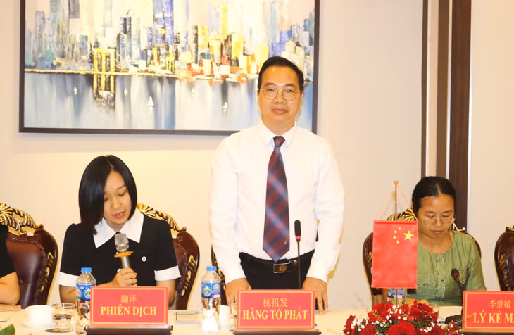 Lãnh đạo văn phòng các bên chia sẻ kinh nghiệm công tác.