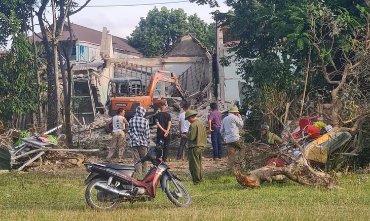 Hiện trường nơi xảy ra 2 vụ nổ lớn tiếp ở xã Tam Hợp, huyện Quỳ Hợp, Nghệ An. Ảnh: CTV