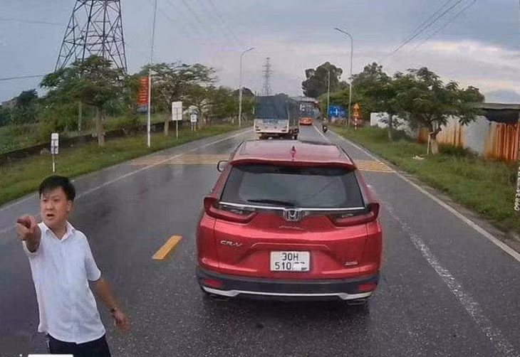 Công an huyện Bình Xuyên xác định anh Trần Ngọc Nhật, cán cán bộ Trung tâm Văn hóa - Thông tin - Thể thao huyện Bình Xuyên, là người điều khiển phương tiện BKS 30H-510.77.