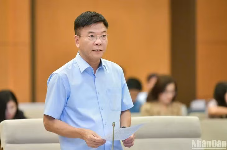 Phó Thủ tướng Chính phủ, Bộ trưởng Tư pháp Lê Thành Long trình bày tờ trình về dự án Luật. (Ảnh: DUY LINH)