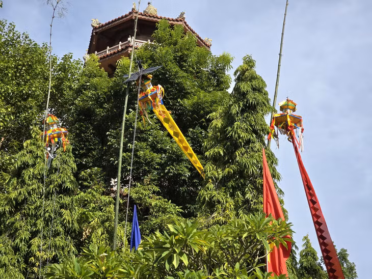 Từ 6h sáng, tại chùa đã diễn ra lễ Hưng tác thượng phan và Nghinh phan sơn thủy. Trong khi đó, lễ thượng phan đã diễn ra lúc 16h chiều hôm qua (29/8).