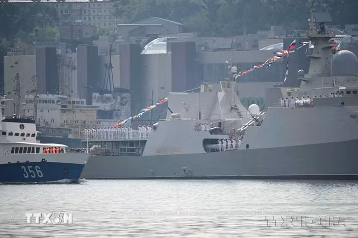 Biên đội tàu Hải quân Việt Nam dự lễ duyệt binh kỷ niệm Ngày Hải quân LB Nga (Vladivostok, 25/7/2021). (Ảnh: Nguyễn Anh Nam/TTXVN phát)