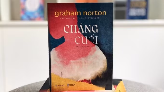 Bìa cuốn ''Chặng cuối'', 370 trang. Ảnh: San Hô Books