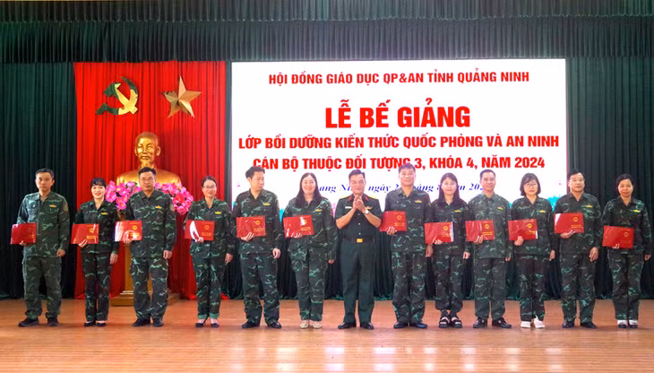 Đại tá Nguyễn Đình Khiêm, Ủy viên Thường vụ Đảng ủy, Phó Chính ủy Bộ CHQS tỉnh trao giấy chứng nhận hoàn thành chương trình bồi dưỡng kiến thức QPAN cho các học viên.