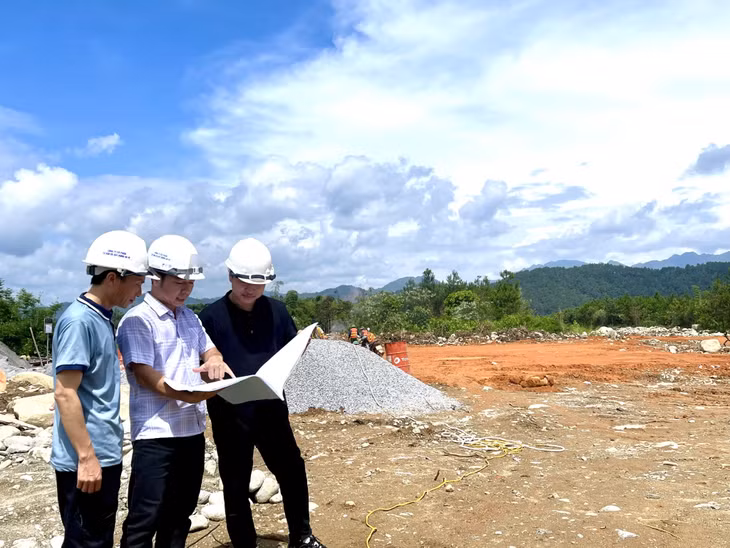 BQL Dự án đầu tư xây dựng huyện Bình Liêu và các nhà thầu đang tập trung nhân lực, máy móc, phương tiện thực hiện đẩy nhanh tiến độ dự án hạ tầng kỹ thuật KKT cửa khẩu Hoành Mô giai đoạn II.
