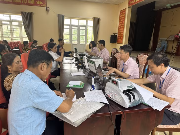 Ngân hàng CSXH huyện Đầm Hà thực hiện giao dịch tại xã Quảng An.