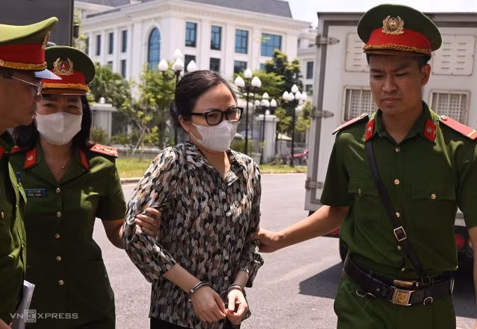 Em gái út của ông Quyết, bị cáo Trịnh Thị Minh Huế, bị dẫn giải tới tòa trong chiều 5/8. Ảnh: Giang Huy