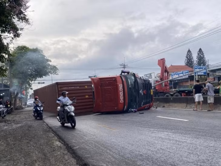 Xe đầu kéo tông dải phân cách lật ngang quốc lộ 22.