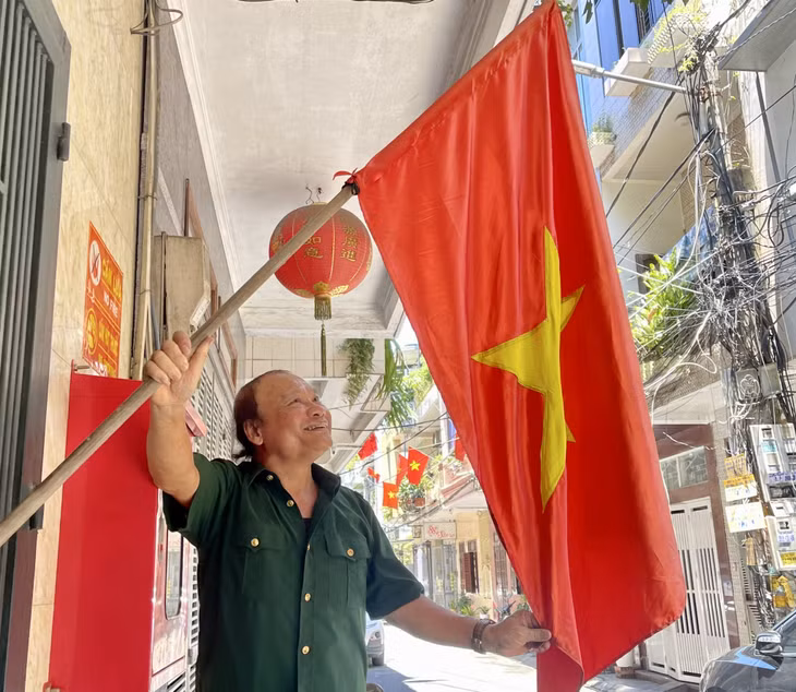 Người dân phường Bạch Đằng (TP Hạ Long) tự hào, phấn khởi khi treo cờ Tổ quốc chào mừng Quốc khánh.