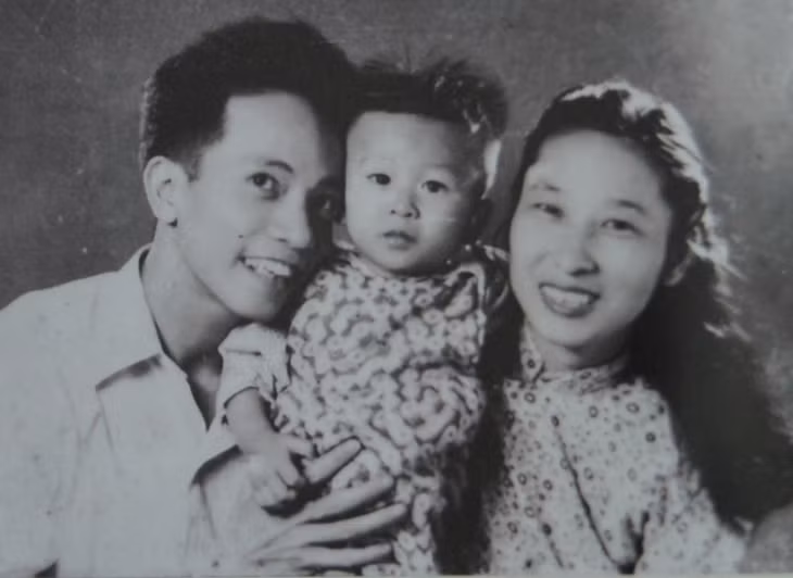 Nhạc sĩ Xuân Oanh cùng vợ và con trai đầu lòng.