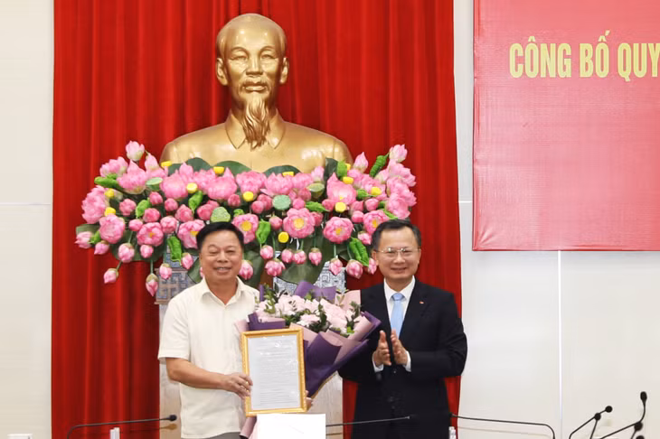 Đồng chí Chủ tịch UBND tỉnh trao Quyết định nghỉ hưu cho đồng chí Hoàng Đình Sáu, Phó Giám đốc Sở GT-VT.