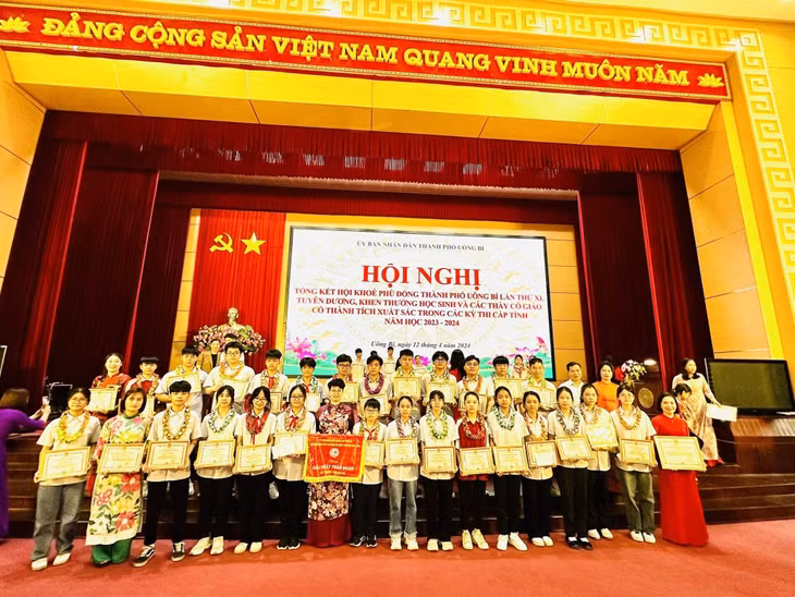 Học sinh Trường THCS Trần Quốc Toản có thành tích trong các kỳ thi cấp tỉnh năm học 2023-2024 được khen thưởng. (Ảnh nhà trường cung cấp)
