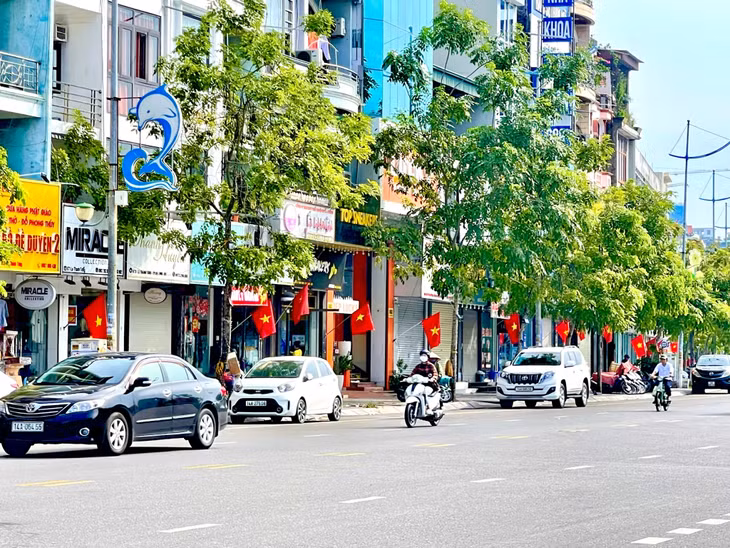 Các tuyến đường trên địa bàn TP Hạ Long rực rỡ cờ hoa, pano... mang đến không khí vui tươi, phấn khởi cho nhân dân.