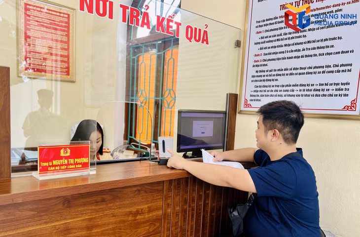 Công dân thực hiện bấm biển tại điểm đăng ký xe, phòng CSGT Công an tỉnh sáng ngày 1/8.