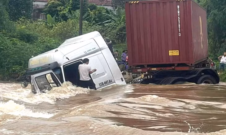 Thời điểm xe đầu kéo bị lũ cuốn, lái xe hoảng sợ tìm cách thoát ra. Ảnh: Xuân Thỏa.