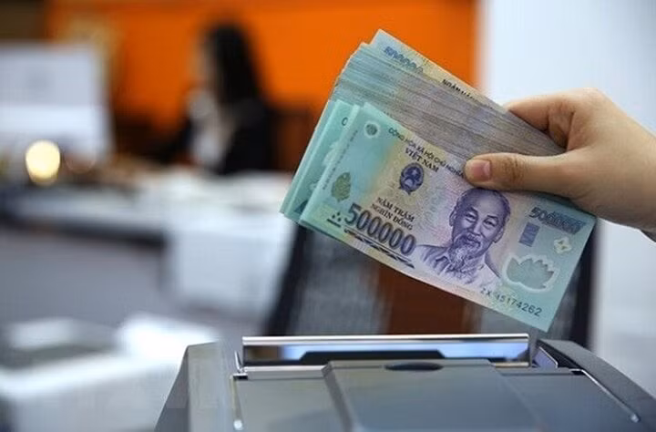 Gửi tiết kiệm dài hạn có ưu điểm về lãi suất. (Ảnh minh họa)