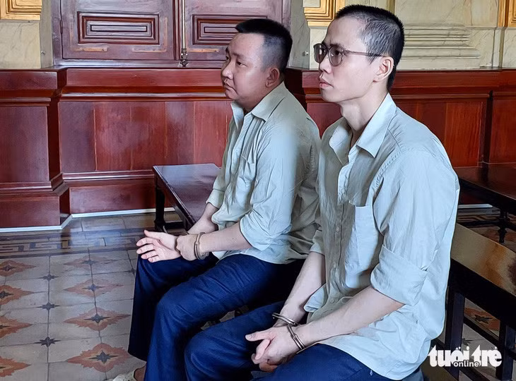 Bị cáo Nguyễn Văn Hênh (bên phải) và bị cáo Lại Chí Thành tại tòa - Ảnh: ĐÌNH KHẢI