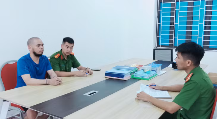 Đối tượng Trần Văn Mùi (áo xanh) tại Cơ quan CSĐT Công an huyện.