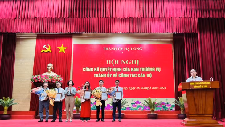 Lãnh đạo Thành ủy Hạ Long tặng hoa, chúc mừng các đồng chí nhận quyết định của Ban Thường vụ Thành ủy. Ảnh do đơn vị cung cấp