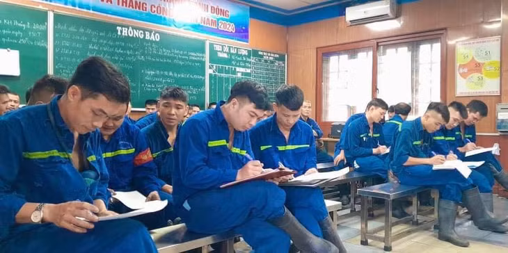 Công ty CP Than Vàng Danh kiểm tra kiến thức ATVSLĐ đối với toàn bộ người lao động.