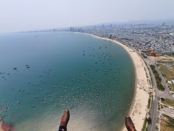 Vào mùa cao điểm, hoạt động này thu hút khoảng 900 lượt khách/tháng. Trong quá trình bay, người tham gia được ngắm khu bảo tồn thiên nhiên Sơn Trà, chùa Linh Ứng, bãi biển Mỹ Khê và toàn cảnh thành phố Đà Nẵng từ trên cao.