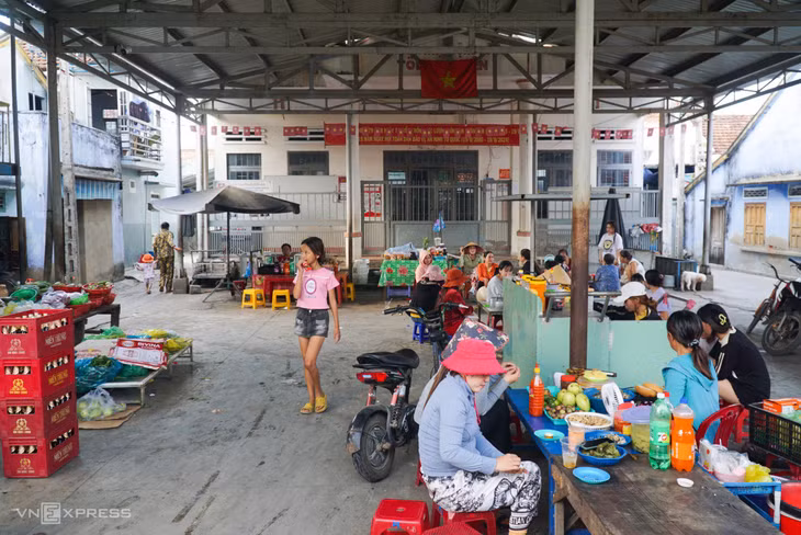 Nhà cộng đồng của tổ dân phố Hà Liên là nơi sinh hoạt văn hóa của người dân địa phương. Phía trước là những quầy hàng, khu chợ, quán ăn nhỏ. Đây là nơi tấp nập nhất tại làng, tập trung đông người ăn uống và buôn bán.