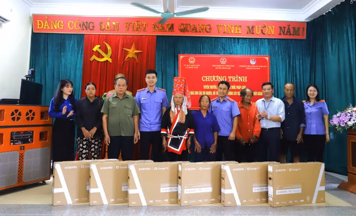 Tặng 06 tivi cho các hộ gia đình thuộc hộ nghèo, cận nghèo trên địa bàn xã Đồng Tâm.