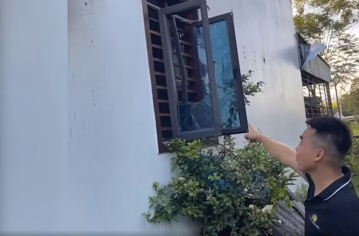 Sức ép từ vụ nổ khiến cửa kính của căn nhà hàng xóm ông Q. bị vỡ - Ảnh: TÂM PHẠM