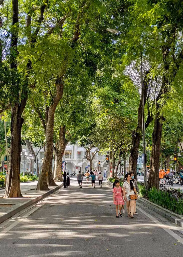 Mùa thu tuy nắng nhưng không còn gay gắt như nắng hè, dạo quanh Hồ Gươm những ngày này cũng rất thú vị. Ảnh: Khương Minh