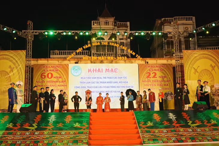 Phần thi trình diễn trang phục truyền thống tại Ngày hội Văn hóa, Thể thao các dân tộc huyện Hải Hà, tháng 8/2023 (Ảnh 