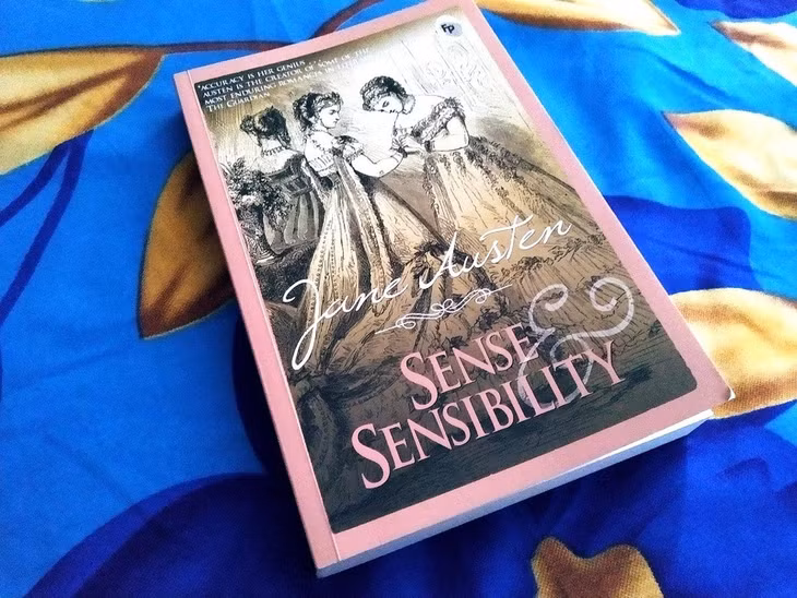 Lý trí và Tình cảm - Jane Austen: Tiểu thuyết khám phá những tính cách trái ngược nhau của Marianne Dashwood và Đại tá Brandon. Câu chuyện tình yêu của họ dạy chúng ta rằng tình yêu có thể nảy nở bất ngờ và tuổi tác không phải là rào cản để tìm thấy hạnh phúc. Ảnh: Medium.