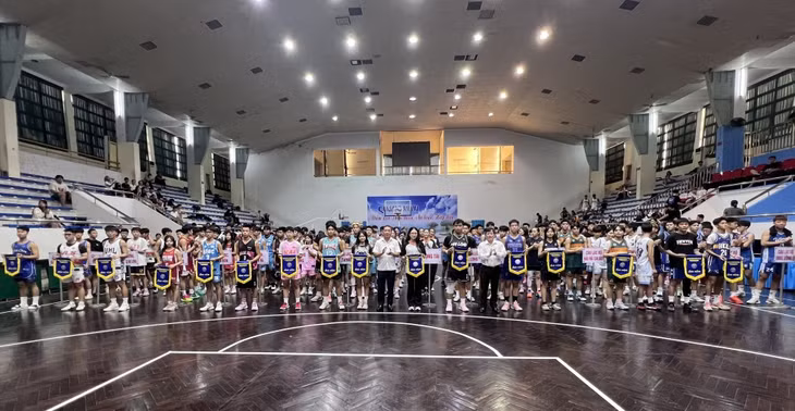 Ban tổ chức giải trao cờ lưu niệm cho các CLB tham dự giải