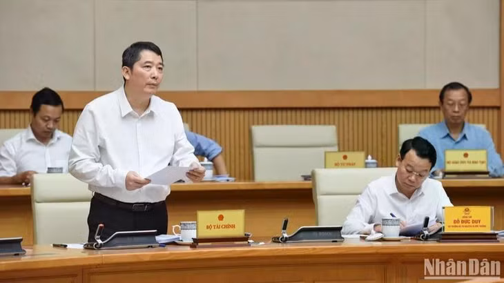 Đại diện lãnh đạo Bộ Tài chính phát biểu ý kiến tại phiên họp. (Ảnh: Trần Hải)