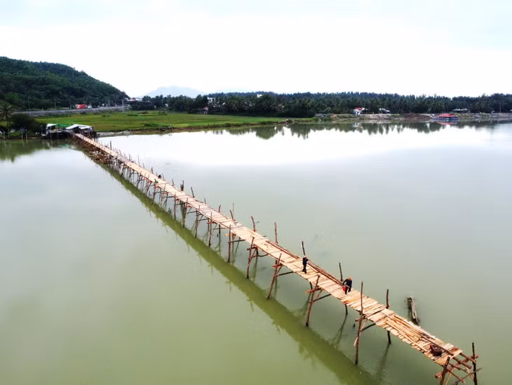 Cầu Ông Cọp đẹp nhất để ngắm, chụp ảnh là khi bình minh và hoàng hôn, để có thể "săn" khoảnh khắc này, bạn có thể thuê nhà nghỉ gần cầu để qua đêm.