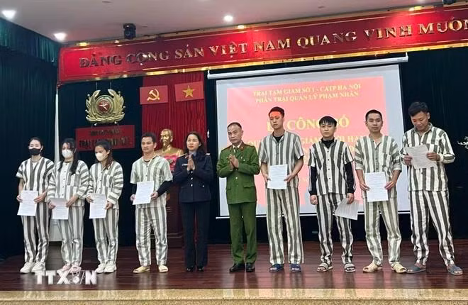 Các phạm nhân nhận quyết định giảm thời hạn chấp hành án phạt tù nhân dịp Tết Nguyên đán Giáp Thìn 2024. (Ảnh: TTXVN phát)