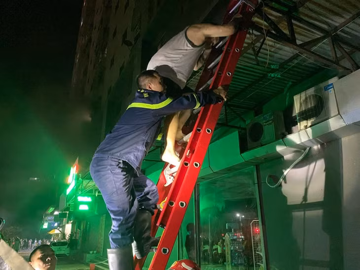 Cảnh sát PCCC và CNCH tiếp cận, hướng dẫn người dân mắc kẹt trong vụ cháy thoát ra ngoài an toàn.
