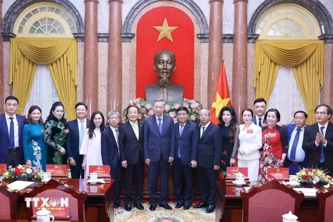 Tổng Bí thư, Chủ tịch nước Tô Lâm với đại biểu Hiệp hội Doanh nghiệp nhỏ và vừa Việt Nam. (Ảnh: Lâm Khánh/ TTXVN)