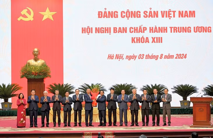 Các đồng chí Ủy viên Bộ Chính trị, Ban Bí thư chúc mừng Tổng Bí thư Tô Lâm - Ảnh VGP/Nhật Bắc