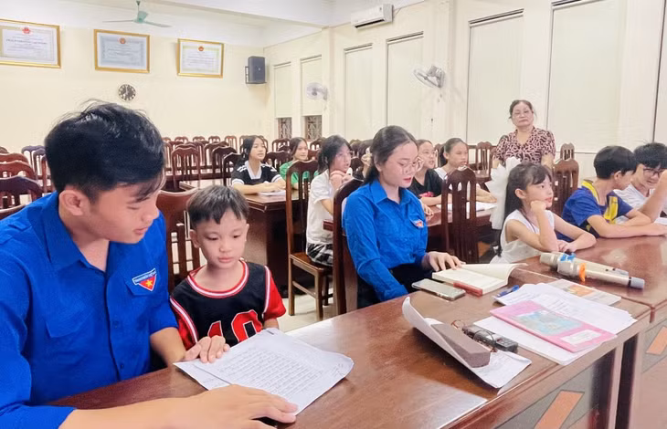 Lớp học hát đúm do Nghệ nhân ưu tú Phạm Thanh Quyết truyền dạy.