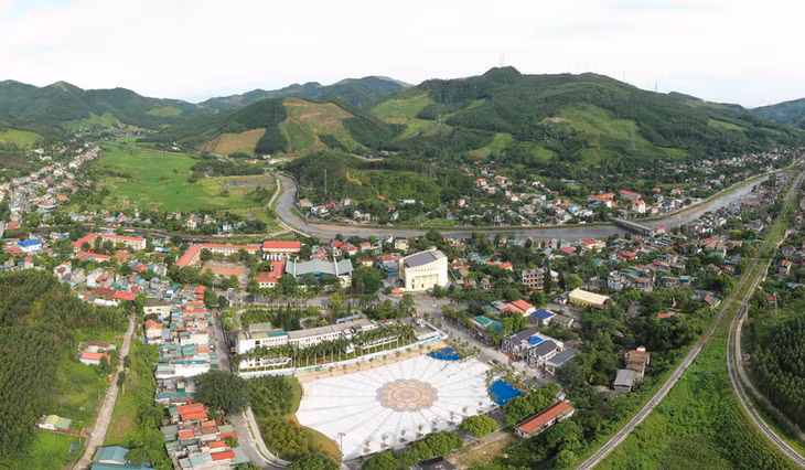 Khu trung tâm Vàng Danh được xây dựng khang trang với các điểm sinh hoạt văn hoá, thể thao cho nhân dân.