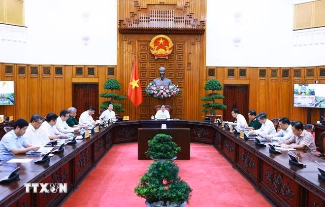 Thủ tướng Phạm Minh Chính chủ trì làm việc với các bộ, ngành, địa phương để đẩy nhanh tiến độ hoàn thành Dự án đường dây tải điện 500kV mạch 3. (Ảnh: Dương Giang/TTXVN)