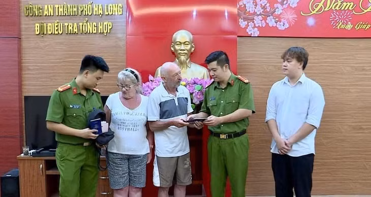 Nhận lại tài sản từ cơ quan Công an, 2 du khách nước ngoài đã rất vui mừng và bày tỏ cảm ơn về tinh thần trách nhiệm của Công an TP Hạ Long. Ảnh do đơn vị cung cấp
