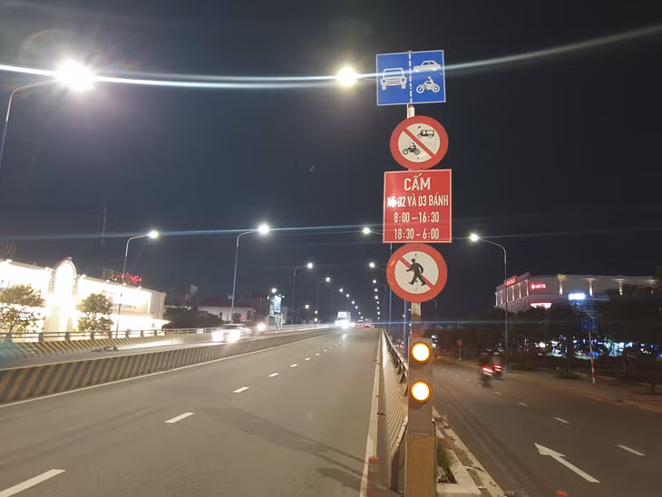 Cầu vượt 550 có biển cấm xe 2-3 bánh lưu thông theo giờ.
