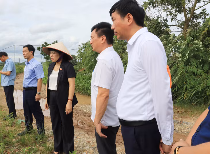 Đoàn ĐBQH tỉnh kiểm tra việc cấp điện tại thôn Đầm Buôn, xã Tân Bình, huyện Đầm Hà.